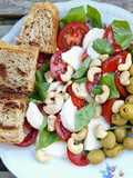 Kesudiós mozzarella saláta, aszalt paradicsomos kenyérkével