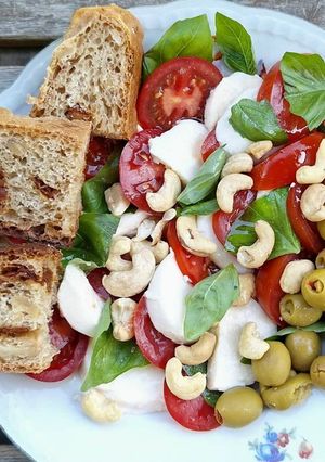 Kesudiós mozzarella saláta, aszalt paradicsomos kenyérkével recept fotója