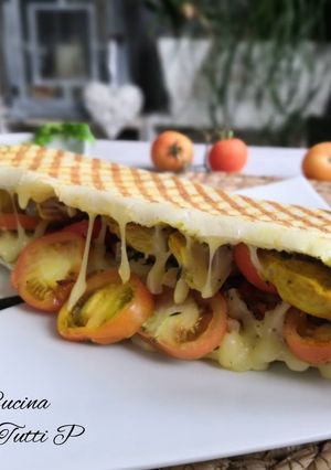 Une photo de Panini poulet pesto tomates mozzarella