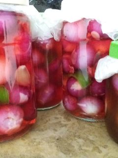 عکسی از دستور ترشی پیاز قرمز