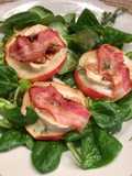 Mere gratinate cu brânză învelită în bacon, pe o salată de câmp