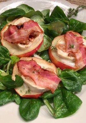 O poză a rețetei Mere gratinate cu brânză învelită în bacon, pe o salată de câmp.