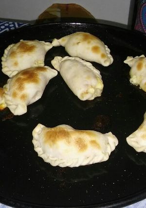 Una foto de Empanadas de jamón y queso!
