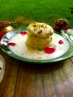 કેસર પિસ્તા રસમલાઈ (Kesar Pista Rasmalai recipe in gujarati) રેસીપી મુખ્ય ફોટો
