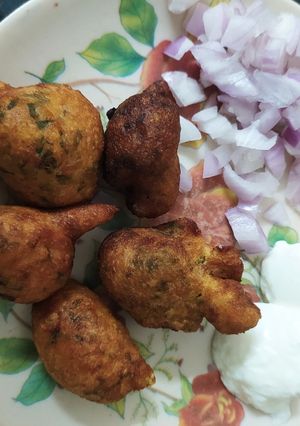 A picture of Dakor's famous gota (Fenugreek leaves gota).