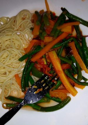 A picture of Spaghetti and stir fried veggies.