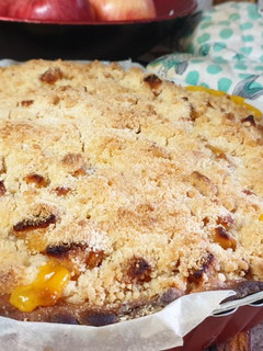Una foto de Pastel de manzana con natillas y crumble