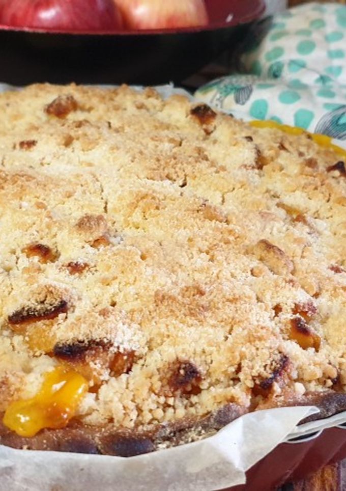 Una foto de Pastel de manzana con natillas y crumble