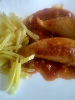 Una foto de Calamares rellenos con patatas fritas