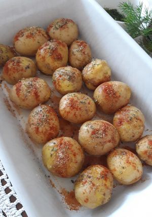 Zdjęcie przepisu Młode ziemniaki pieczone w piekarniku z sosem cytrynowym.