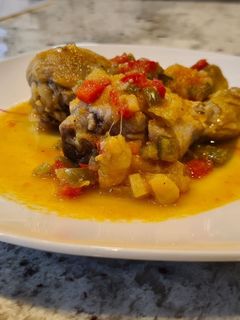 Una foto de Jamoncitos de pollo guisados con verduras