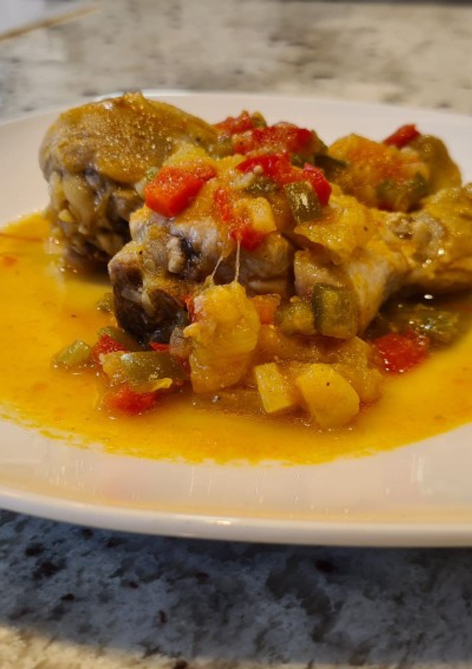 Una foto de Jamoncitos de pollo guisados con verduras