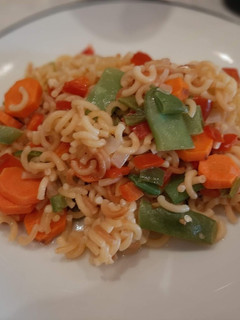 Una foto de Fideos con verduras