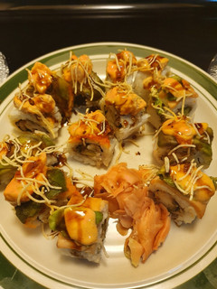 Una foto de Sushi una delicia 🍣 lo acompañas con la ensalada de surimi