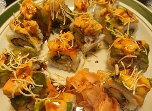 Una foto de Sushi una delicia 🍣 lo acompañas con la ensalada de surimi
