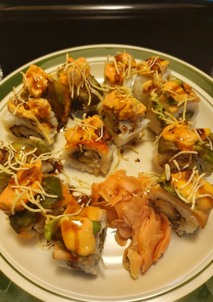 Una foto de Sushi una delicia 🍣 lo acompañas con la ensalada de surimi