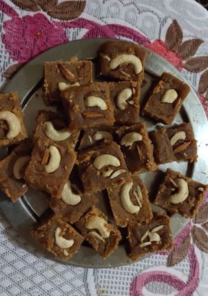 A picture of Coconut Besan Burfi.