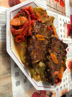 Una foto de Costillar de cerdo adobado con verduras