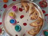 मावा गुजिया (Mawa Gujiya Recipe In Marathi)