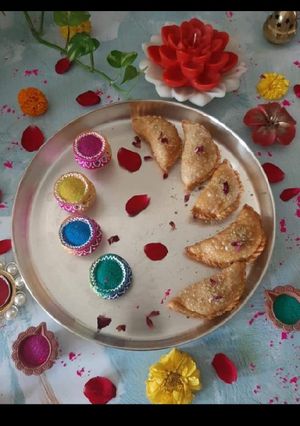 मावा गुजिया (Mawa Gujiya Recipe In Marathi) रेसिपी चे मुख्य फोटो 