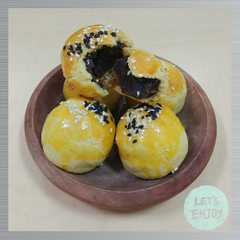 A picture of Shanghai Mooncake / Pia Kacang Merah.