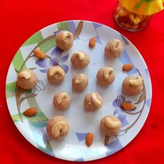 A picture of Peanut ladoo.