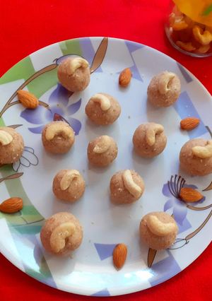 A picture of Peanut ladoo.