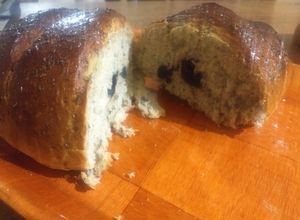 Una foto de Pan casero con aceitunas negras y orégano. Regional y exquisito