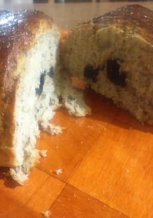 Una foto de Pan casero con aceitunas negras y orégano. Regional y exquisito