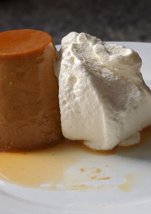 Una foto de Flan de dulce de leche (Proper)