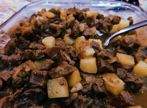 Una foto de Hígado con cebollita y papas