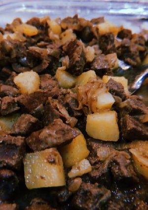 Una foto de Hígado con cebollita y papas