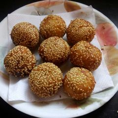 Sweet stuffed sesame seeds A picture of Sweet stuffed sesame seeds.