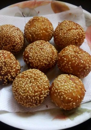 A picture of Sweet stuffed sesame seeds.