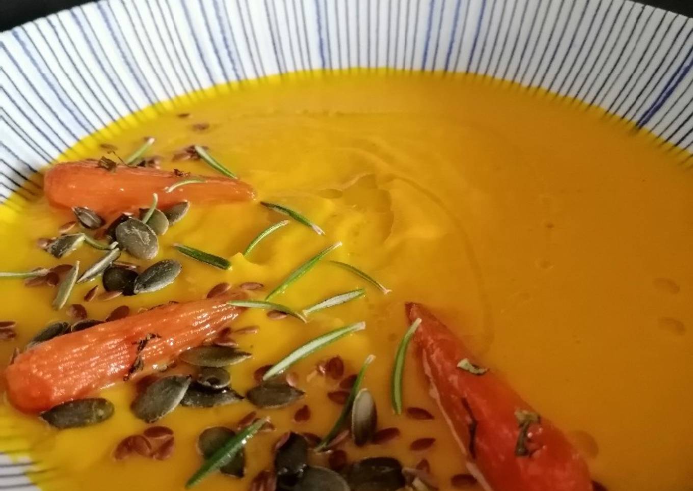 Crema de zanahoria y puerro asados con romero