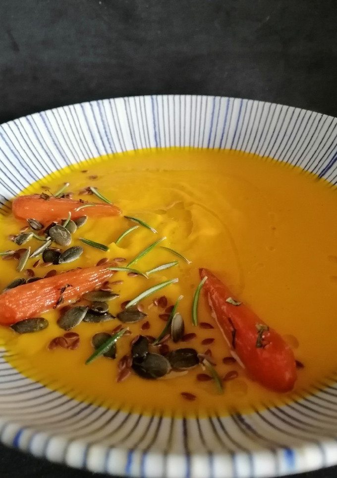 Una foto de Crema de zanahoria y puerro asados con romero
