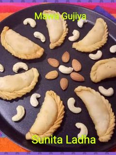 मावा गुजिया (Mawa Gujiya recipe in Hindi) रेसिपी मुख्य फोटो