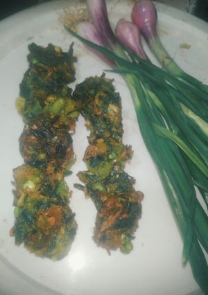 A picture of Spring Onion Pakoda /Fritters.