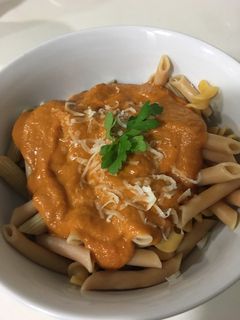 Una foto de Macarrones de remolacha con lenteja roja con salsa tomate y champiñones