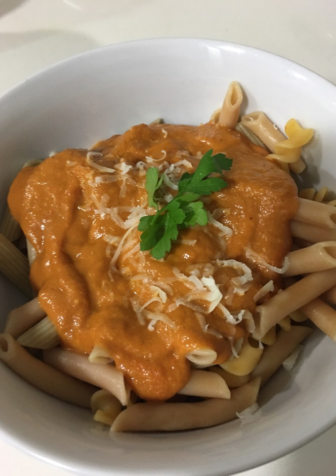 Una foto de Macarrones de remolacha con lenteja roja con salsa tomate y champiñones