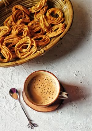 মুচমুচে ঝুরিভাজার সাথে  চা রেসিপির প্রধান ছবি