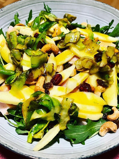 Una foto de Ensalada de rúcula, manzana y pavo con calabacín salteado y vinagreta de mostaza miel 🍯
