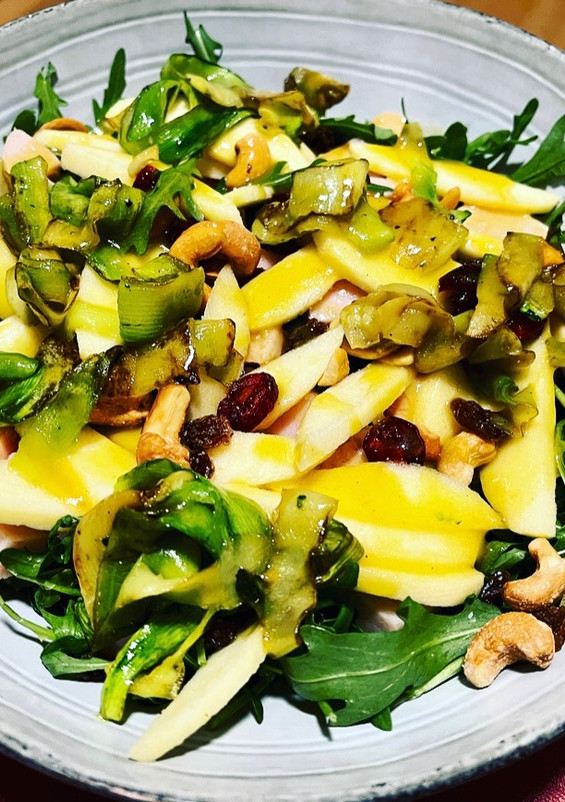 Una foto de Ensalada de rúcula, manzana y pavo con calabacín salteado y vinagreta de mostaza miel 🍯