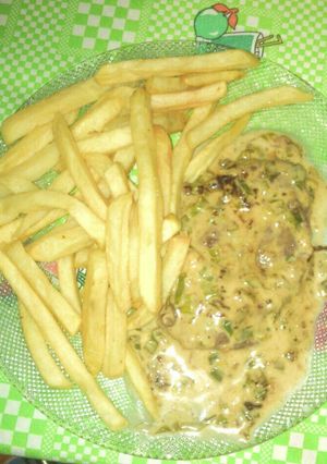 Una foto de Bife americano con crema al verdeo y papas !