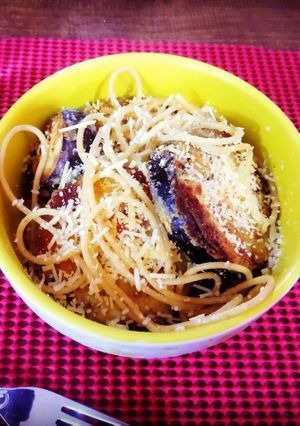 Una foto de Berenjenas gratinadas y espagueti