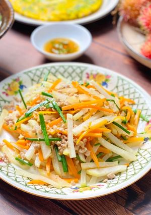 Hình của món Cà Rốt Xào Su Hào Thịt Bằm.