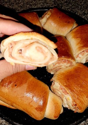 Una foto de Pan casero con jamón y queso