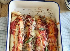 Zdjęcie przepisu Naleśniki z mięsem mielonym i papryczką chilli.
