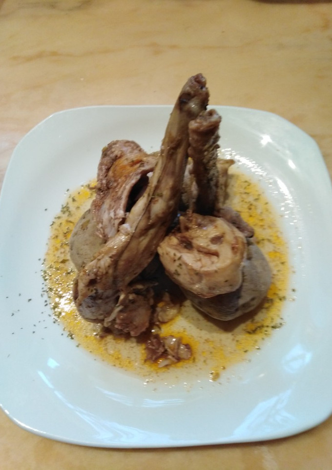 Una foto de Conejo en crudo con papas arrugadas