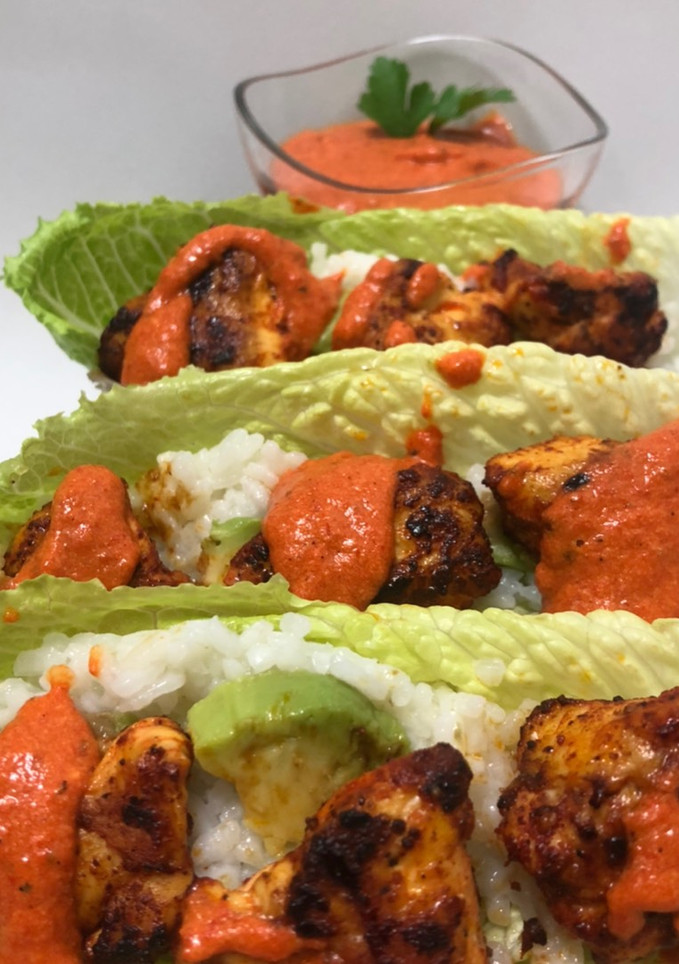 Una foto de Barquitas de pollo picante